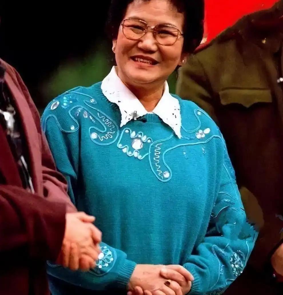 赵丽蓉困苦精彩的一生，2000年，赵丽蓉癌症晚期，穿好寿衣说:“我没有什么遗憾了