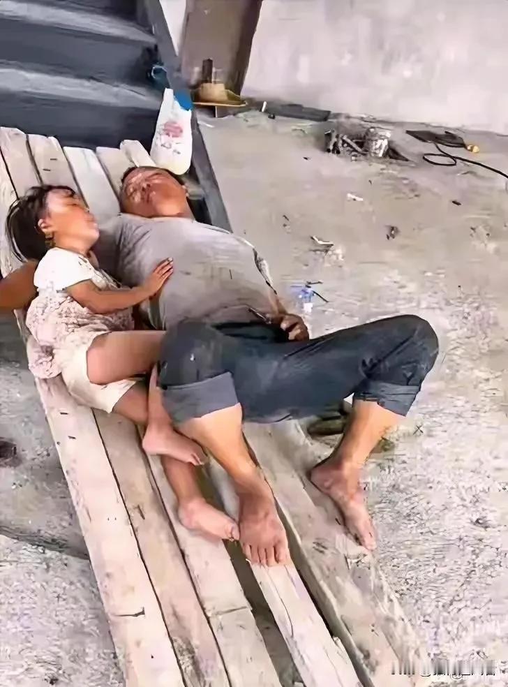 近日，一位农民工父亲在工地搂着女儿休息的照片涌现于全网，瞬间泛起了层层涟漪，引发