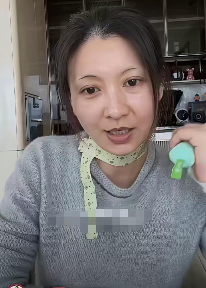 斓曦近照曝光，“眉姐姐”真是老了。天天吹颜值，她也就甄嬛传里还说的过去，后面演芈