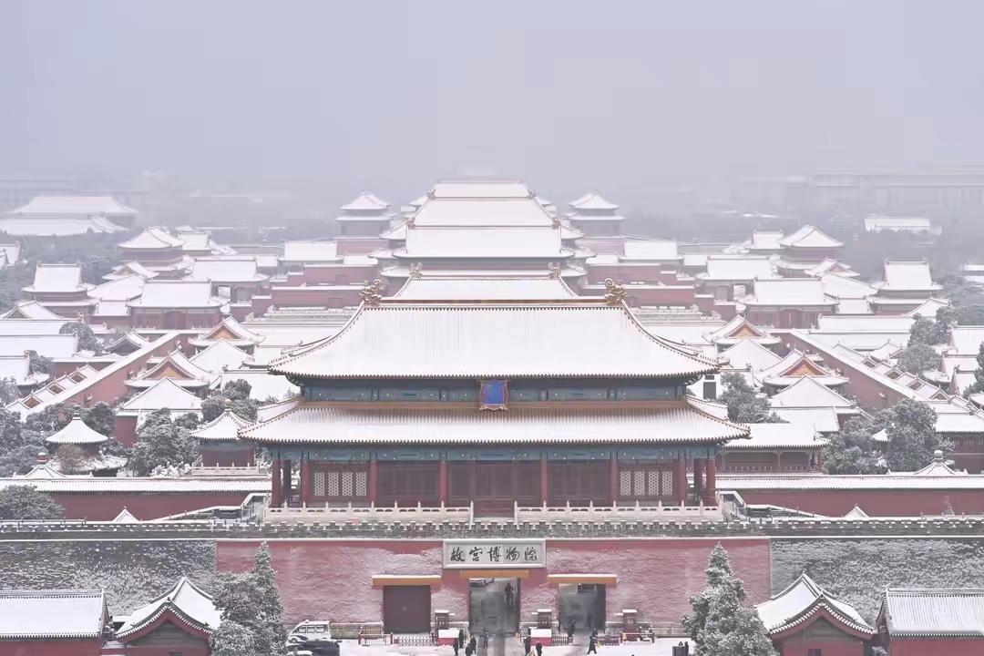 一下雪就赶上故宫闭馆，是不是该改改了？看北京市民踌躇满志的架势，真让人抓狂啊#雪