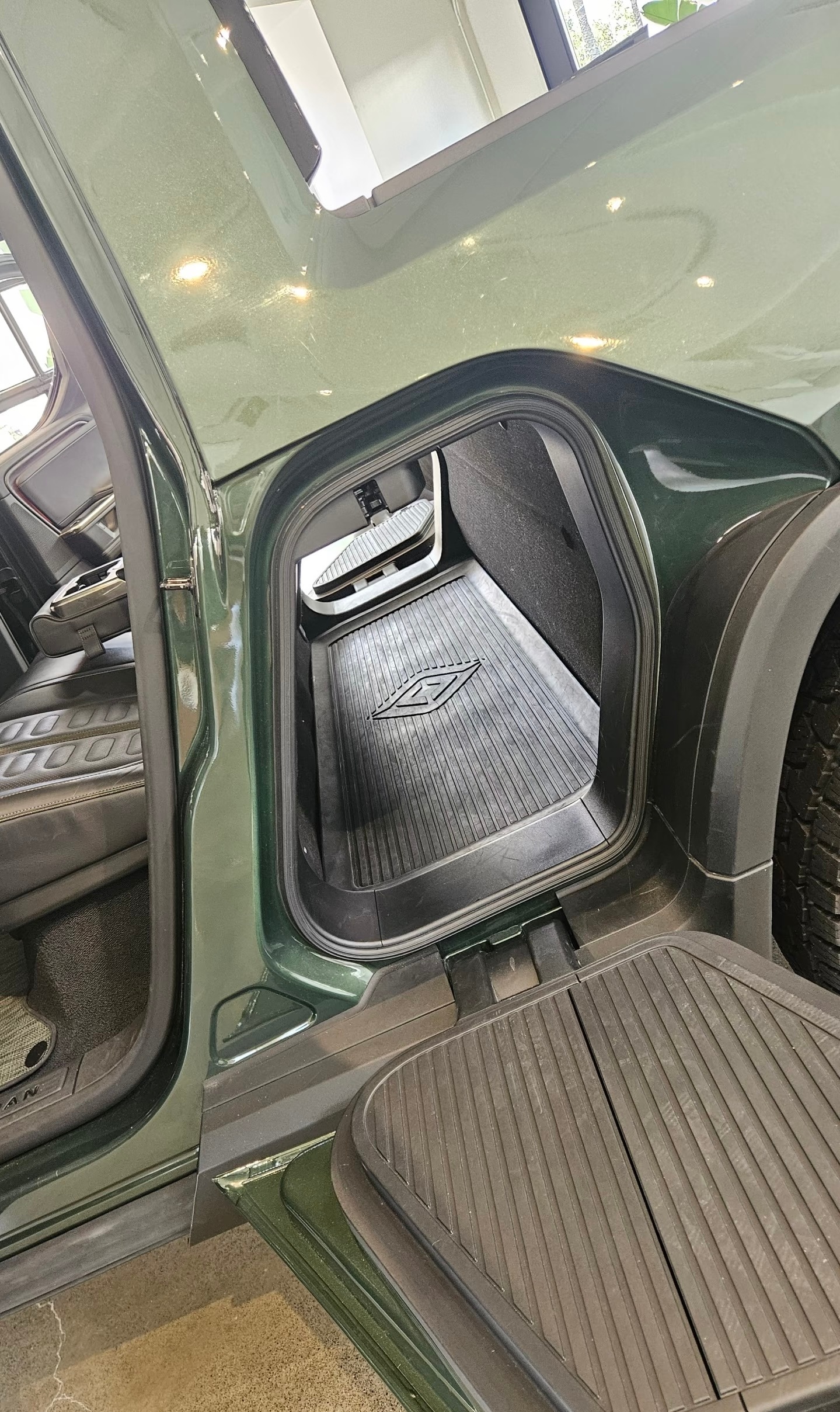 Rivian R1T这车后面这个空间太适合钓鱼佬和打台球的人放东西了哈哈哈 