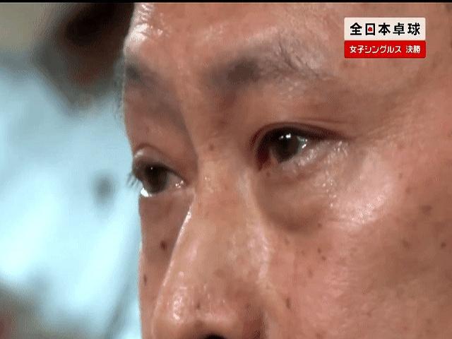 连输两年0比4，17岁的张本美和终于把早田希娜拖进决胜局，赢下最后一分，她直接趴