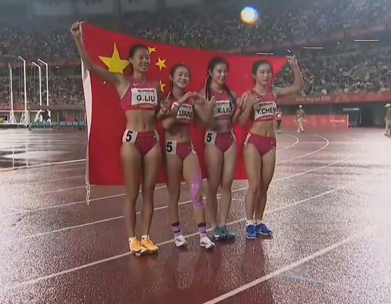 风雨没有拖慢脚步，反而衬出中国女子百米接力的默契。四名姑娘全程冷静，交接零失误，