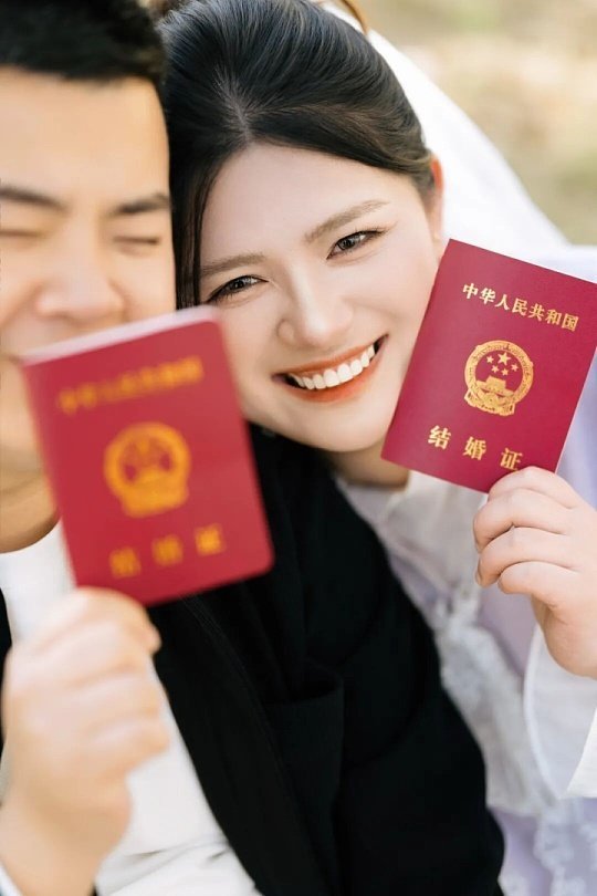结婚证的防伪小彩蛋好浪漫结婚证暗藏多处细腻防伪彩蛋，处处藏着独有的浪漫巧思，纸张
