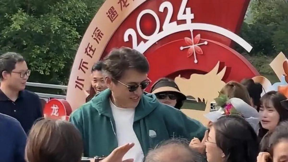 近日，48岁的知名演员靳东低调现身广西，意外被粉丝偶遇，引发了一场不小的轰动。只