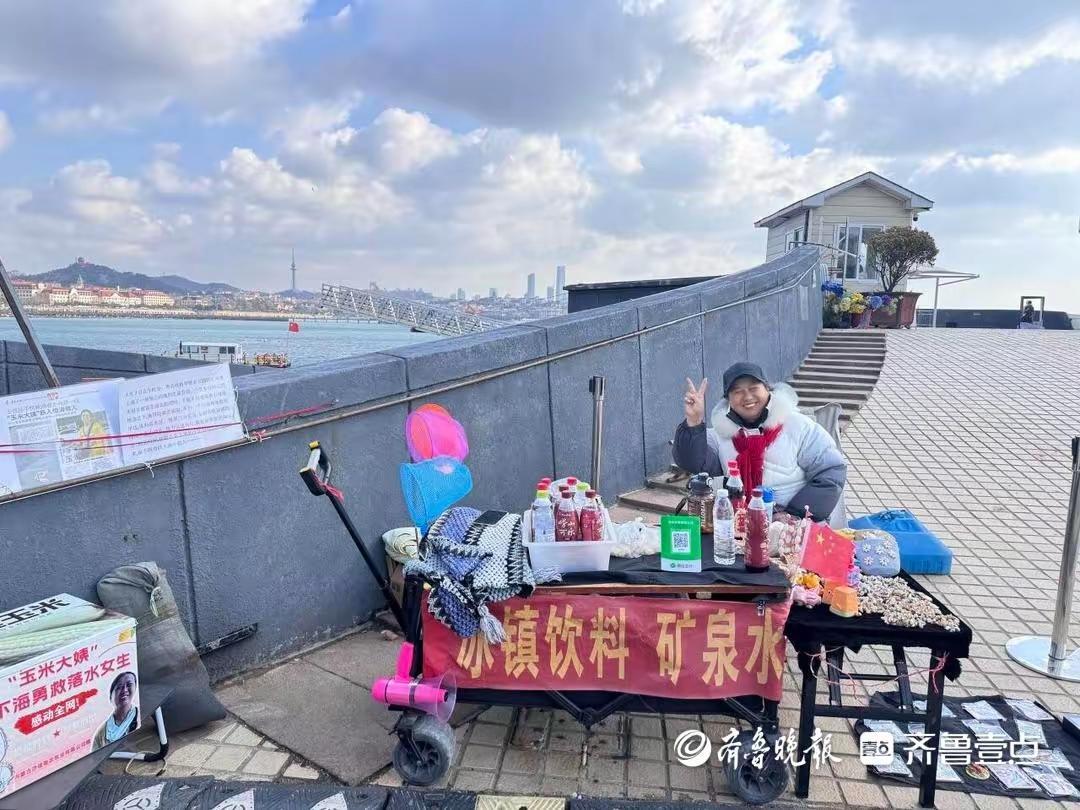 这位阿姨是真正的平民英雄，2025年7月7日午后，一位阿姨正在青岛的海边摆摊卖玉