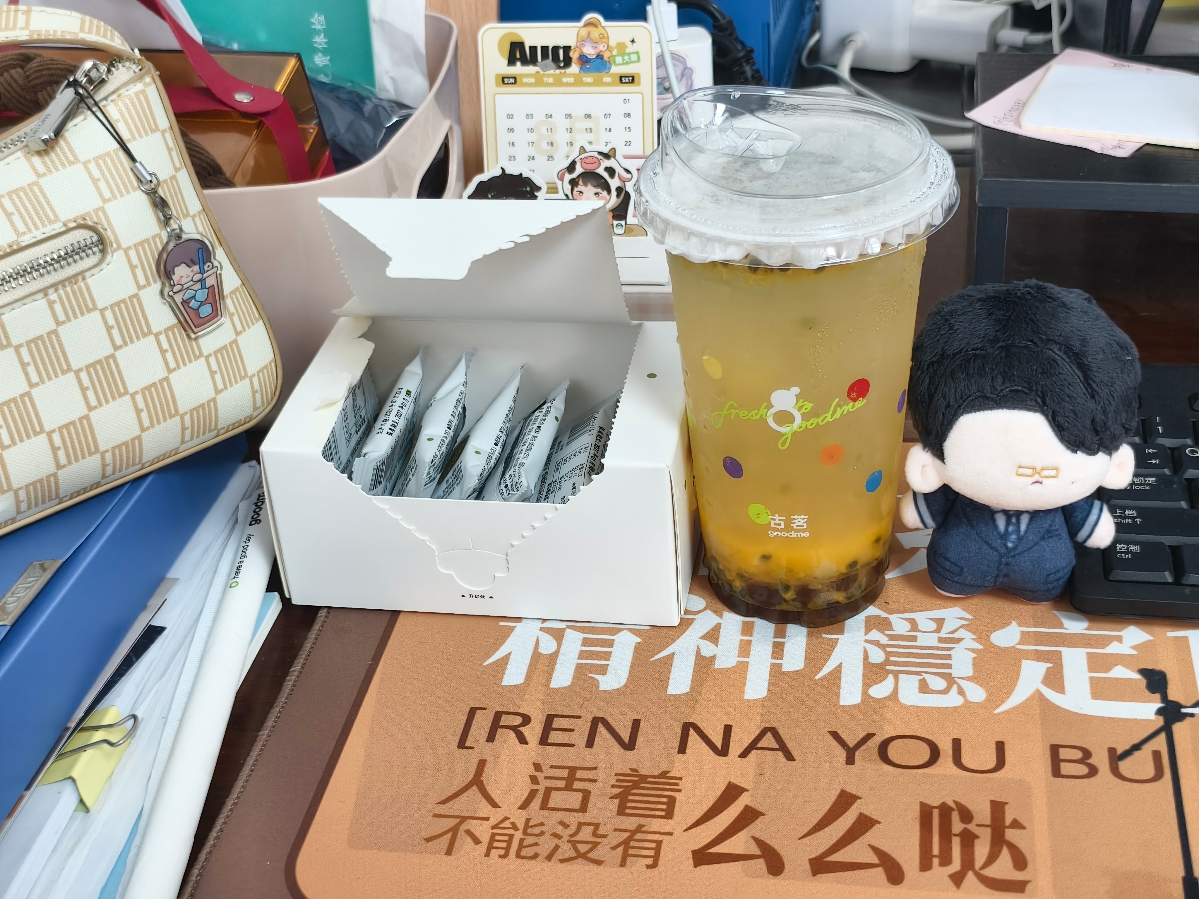 桌面乱糟糟但含勋量💯 