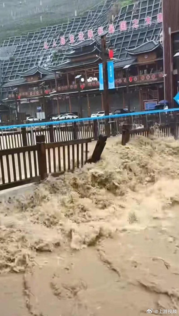 #桂林山水甲天下石碑被淹仅露桂字#【南方暴雨致多个景区受影响：湘西“一脚踏三省”