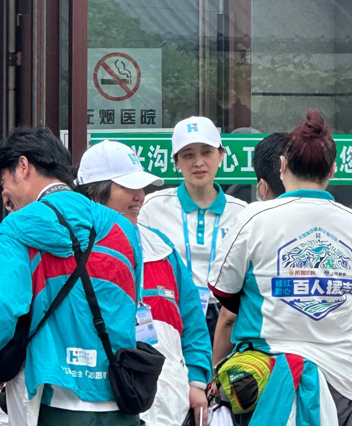 网友偶遇梅婷朱亚文做公益，人美心善亮闪闪