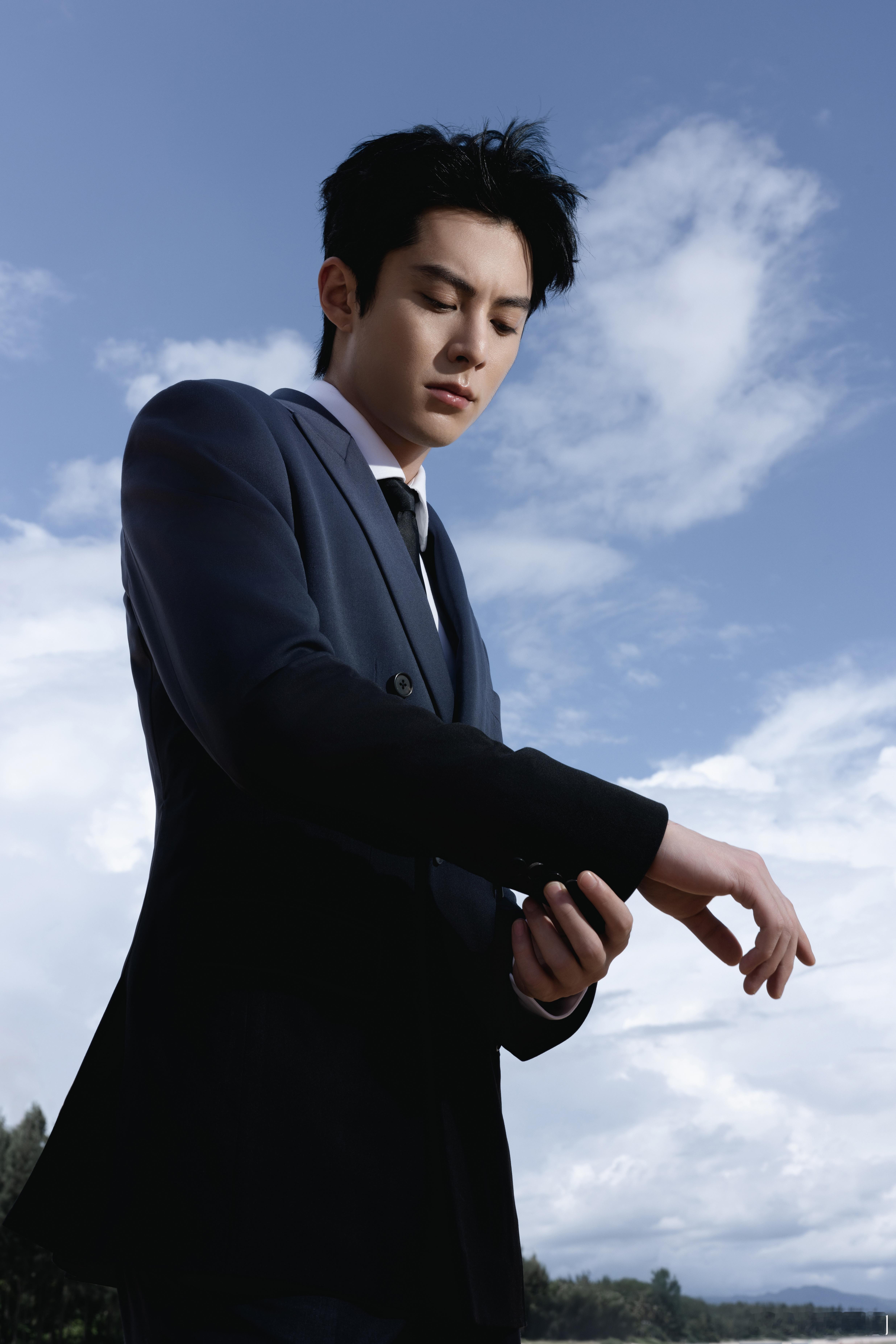 #王鹤棣海边撑伞# ​​​#王鹤棣海边西装大片#​​​王鹤棣的海边西装撑伞造型是