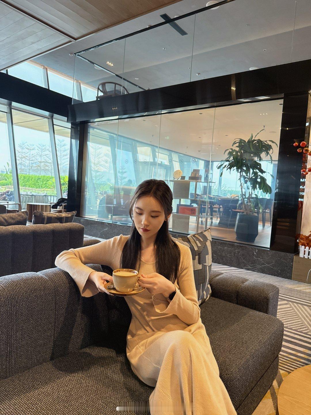 在慢节奏里高效充电待在流速很慢的咖啡馆里☕也获得了“公园二十分钟效应”的感受春风