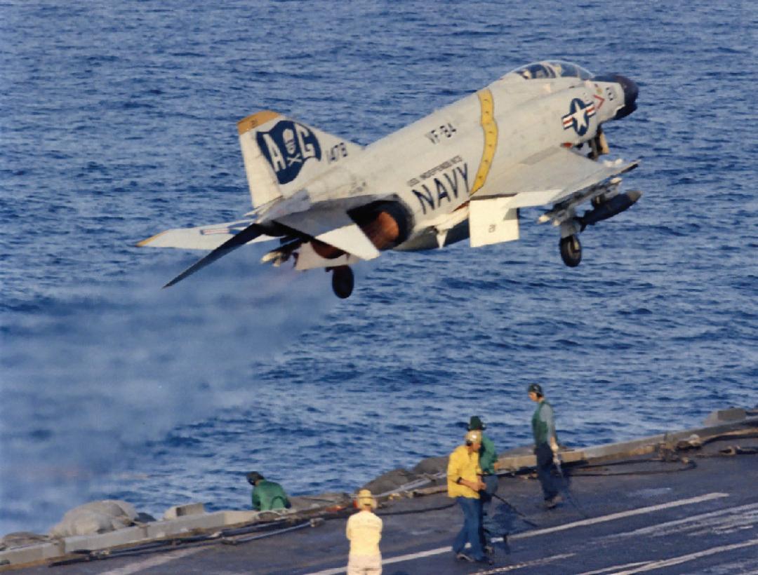 1965年，越南战争中，美国海军VF - 84中队的一架F - 4B舰载战斗机从