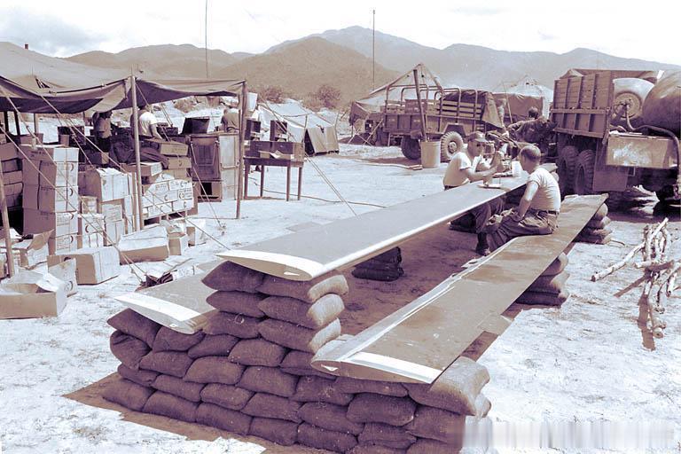 越南战场上。UH-1D的镁铝合金旋翼叶片被当成餐桌使用。叶片长7.3米宽53厘米