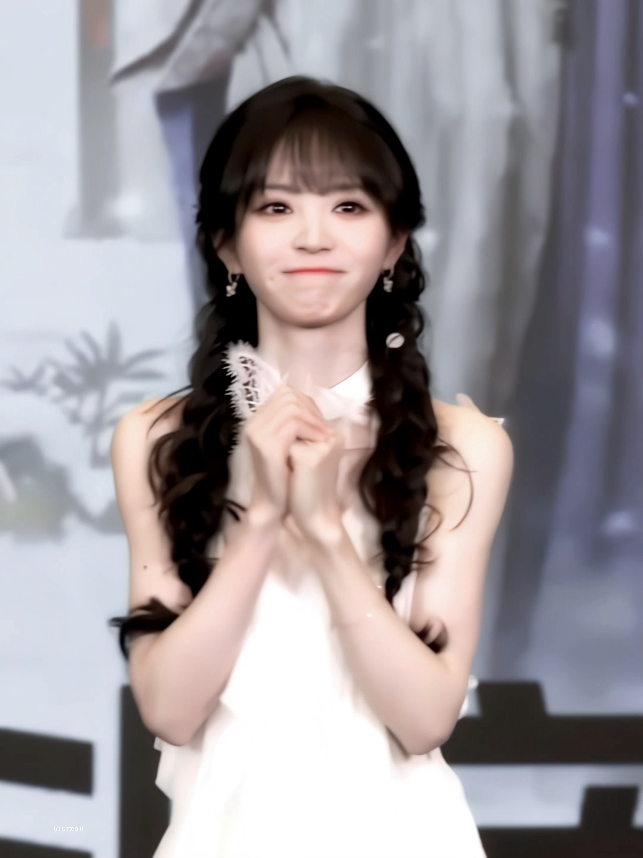 拜托拜托拜托🐰田曦薇怼脸美哭我了 田曦薇收到草莓小猪