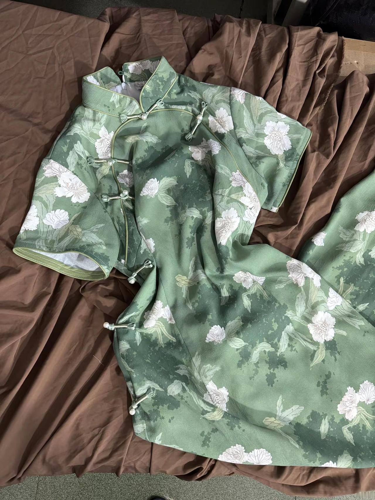 旗袍穿搭国风温柔旗袍，只此清绿