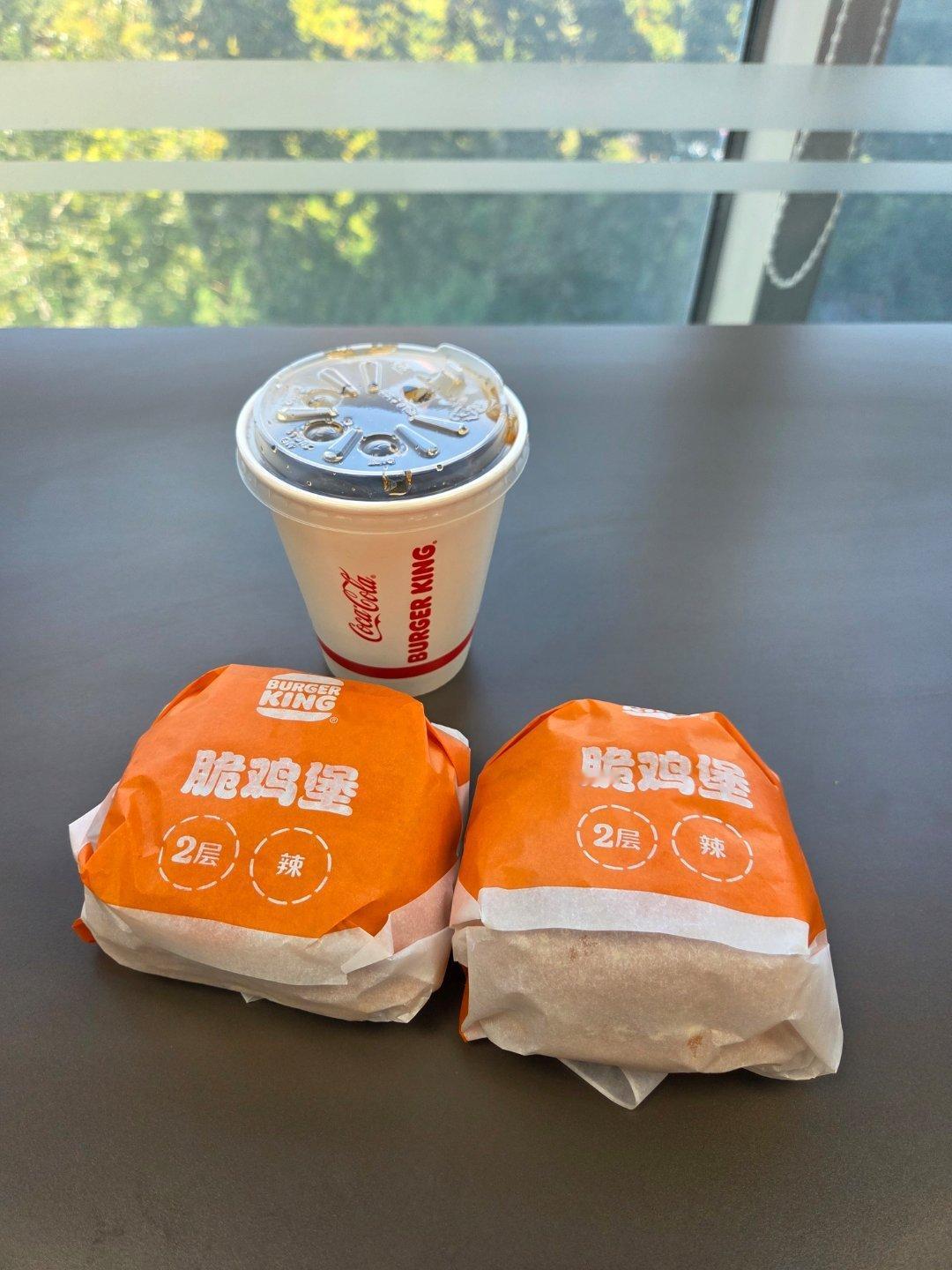 今日午餐，汉堡王2个小鸡堡+一个可乐，连外送费合计消费6.9元。 ​​​