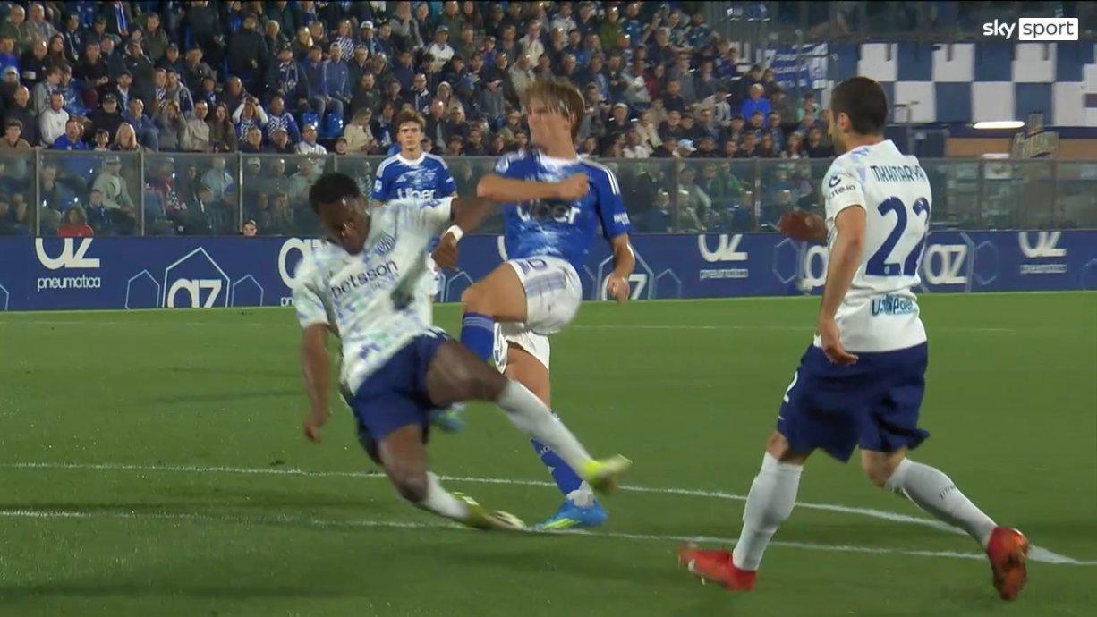 所谓的裁判专家马雷利：博尼对尼科·帕斯没有任何犯规 尼科·帕斯只是在射门 然后在