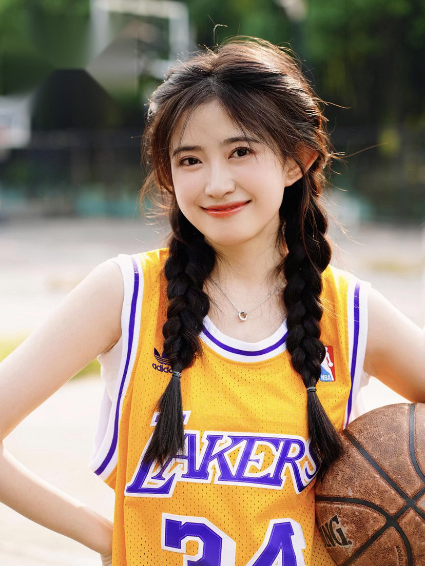 篮天下穿球衣的女孩 甜妹征服世界！Images via 酱汁肉zr 虞书欣 全世