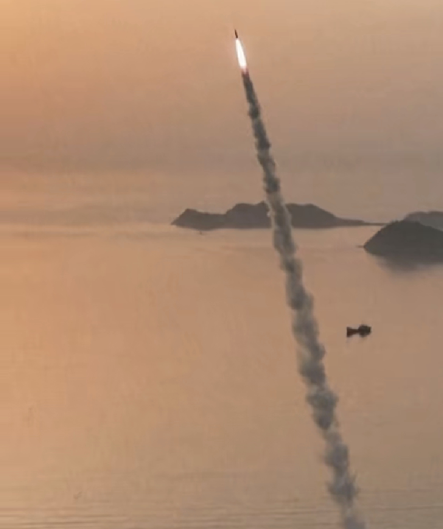 军事  朝鲜🇰🇵！【朝鲜试射地对地战术弹道导弹】 据朝中社今天（4月20日）