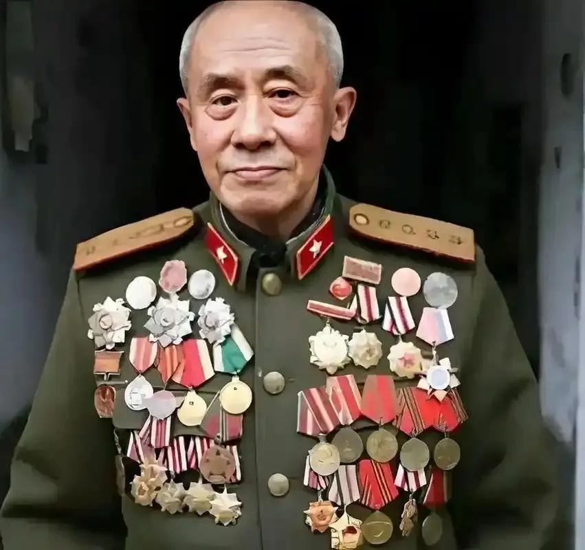 2009年，四川icon104岁老农离世，子女收拾父亲遗物时，却吓了一大跳，父亲