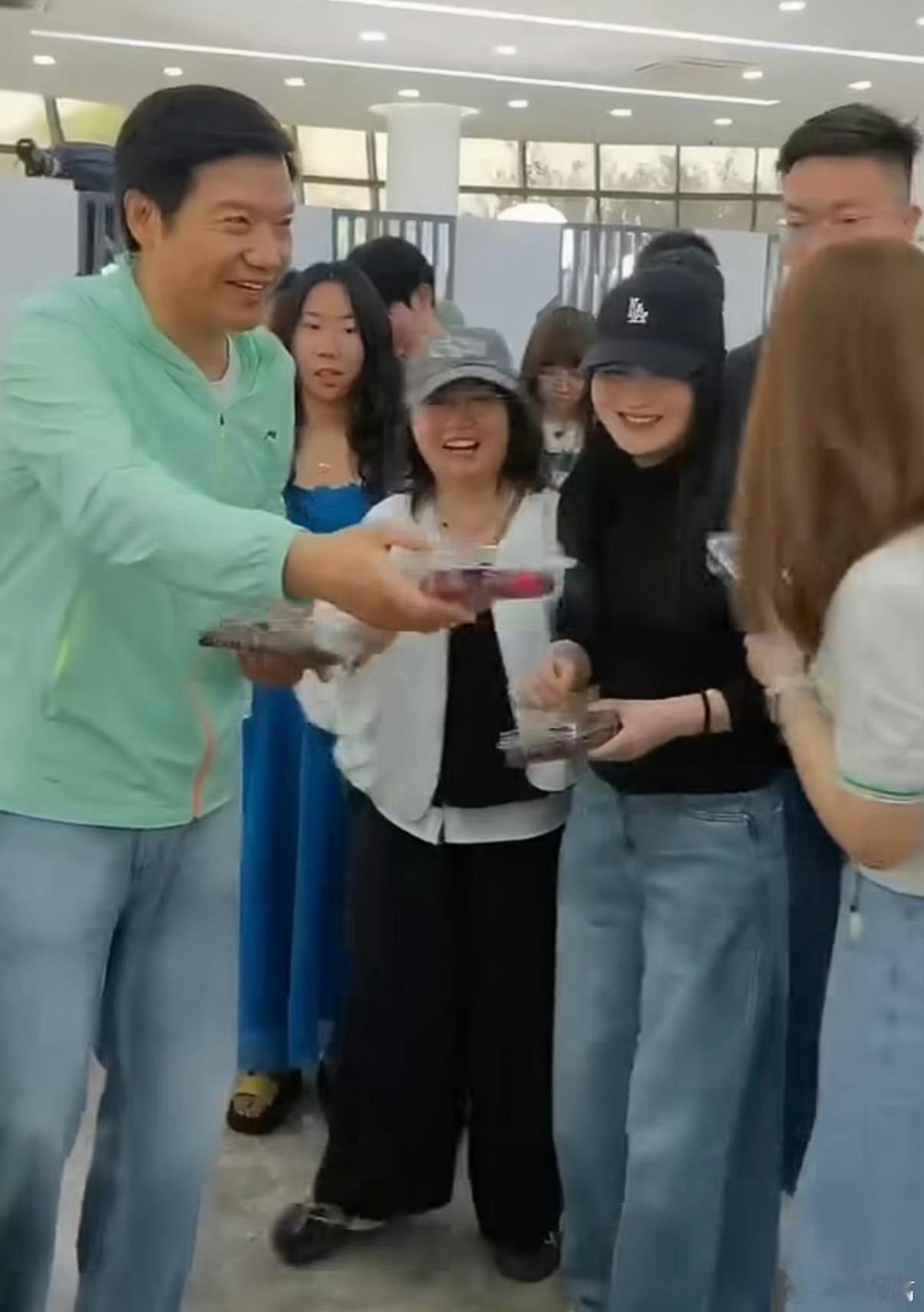 雷总亲文回应盐城送车厘子一事，这次带了一千斤果子到试验场慰问。不光自家辛苦测试的