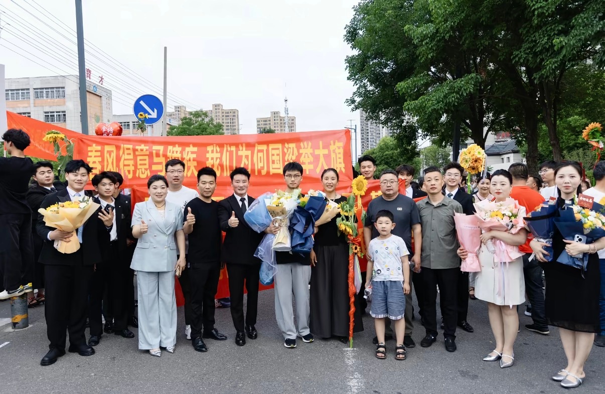高考时那些双向奔赴的瞬间，每个家长都早早的站在考场外等着自己的孩子！有扯横幅的、