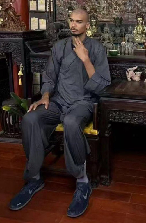 这几张照片放在一起，是不是很像一个主题：“我那个失业在家躺了8个月的野生朋友”我