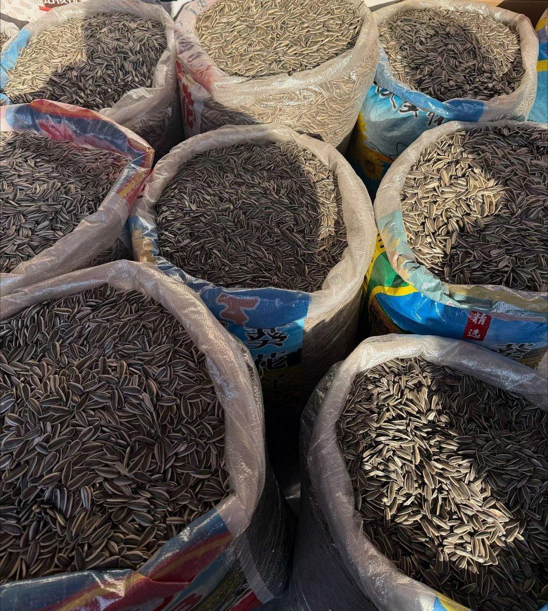 好久没吃这种原味瓜子了，今天赶集买了点儿还挺香 