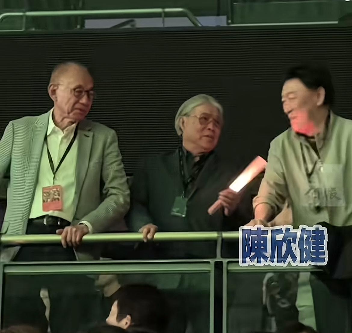 原来英皇的资本这么强大，还邀请到了霍震霆，看来张敬轩内地的复出也会被提上日程。