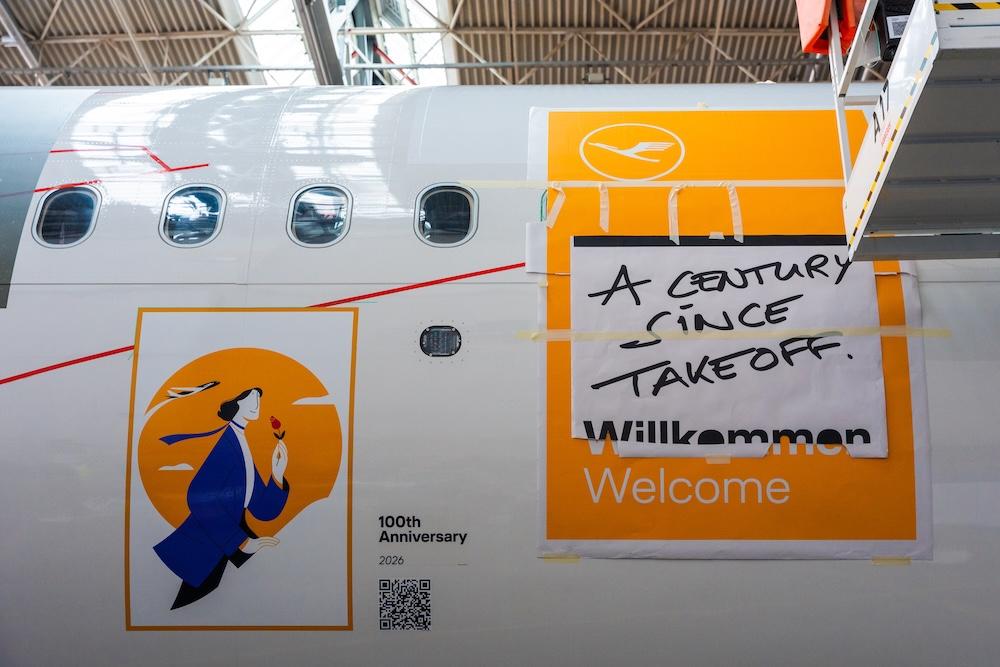 近日，汉莎航空公布一款由员工参与设计的空客A321neo专属涂装，机身印有多名员