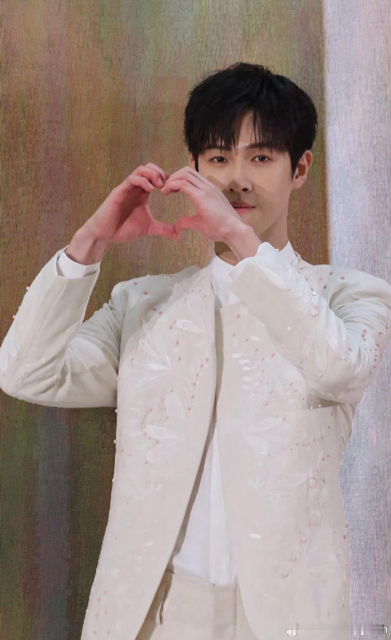 昀牵孟绕  昀牵孟绕 生图直出的豹 