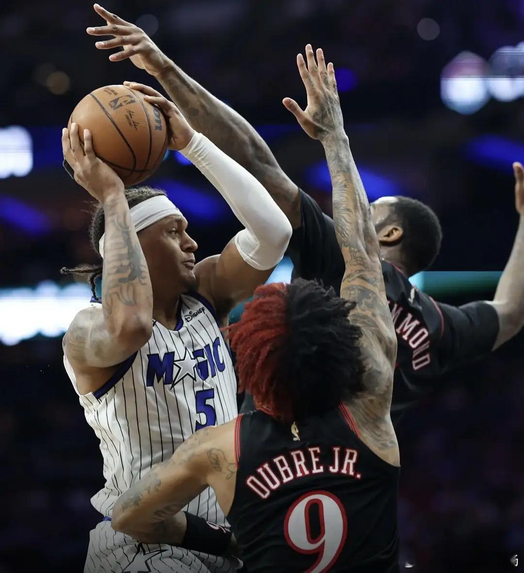 谁能想到，失去当家核心的76人，能在附加赛打出一场12分的碾压大胜？当恩比德因急