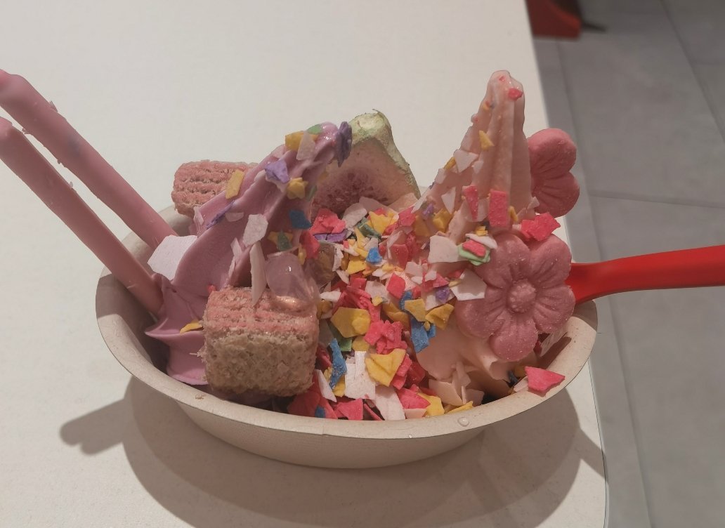 蜜雪冰城成都旗舰店去年就开了，我才刷到，春山粉黛碗不好吃，我本来想吃青青茶山圣代