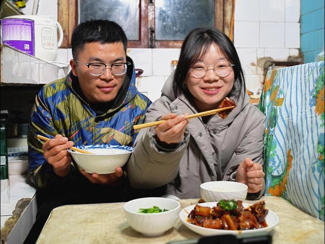 28岁小伙十年没吃饭，却天天给妹妹做美食！看完他的故事，手里的饭突然不香了

武