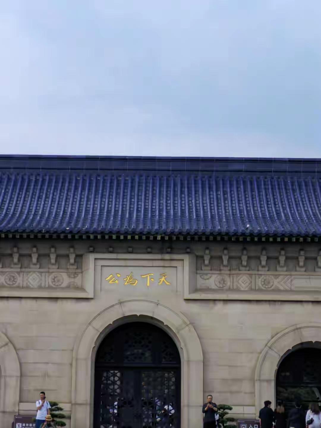 台湾的一些政治人物有机会回大陆都去拜谒中山陵，他们在中山陵信誓旦旦要继承中山先生