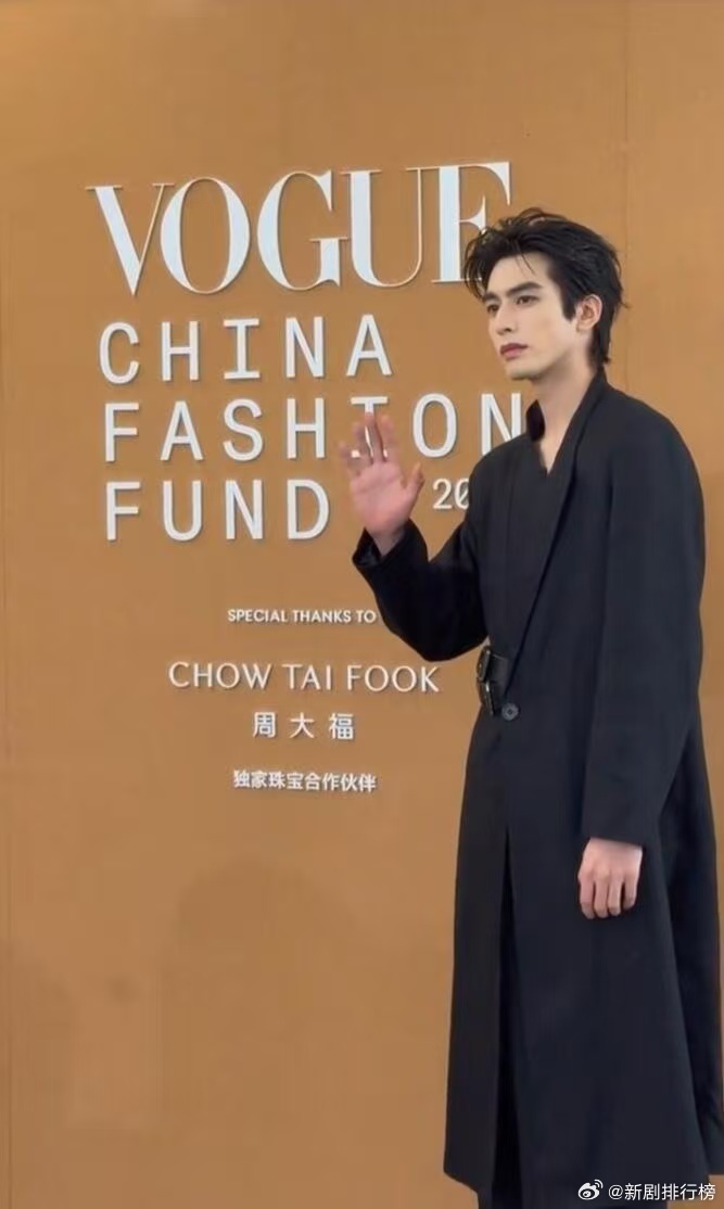 宋威龙熟男感宋威龙背头满分男每次看宋威龙背头都被惊艳，优越骨相完美驾驭，成熟又不