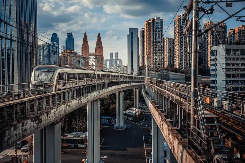 重庆地铁站名就像个调皮的“小捣蛋”，让人又爱又“恨”。就拿2号线的新山村站来说吧