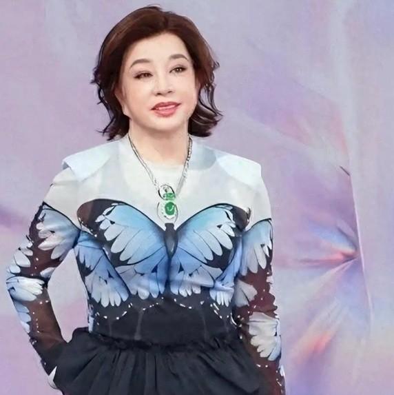 刘晓庆在自传里就写过一句：“这在摄制组是司空见惯的事。”多年后，同一个话题又被提