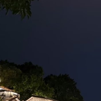 暮色沉落之后，山林便接住了满城灯火。浓黑的夜空铺在树梢之上，没有星月，只余下深沉