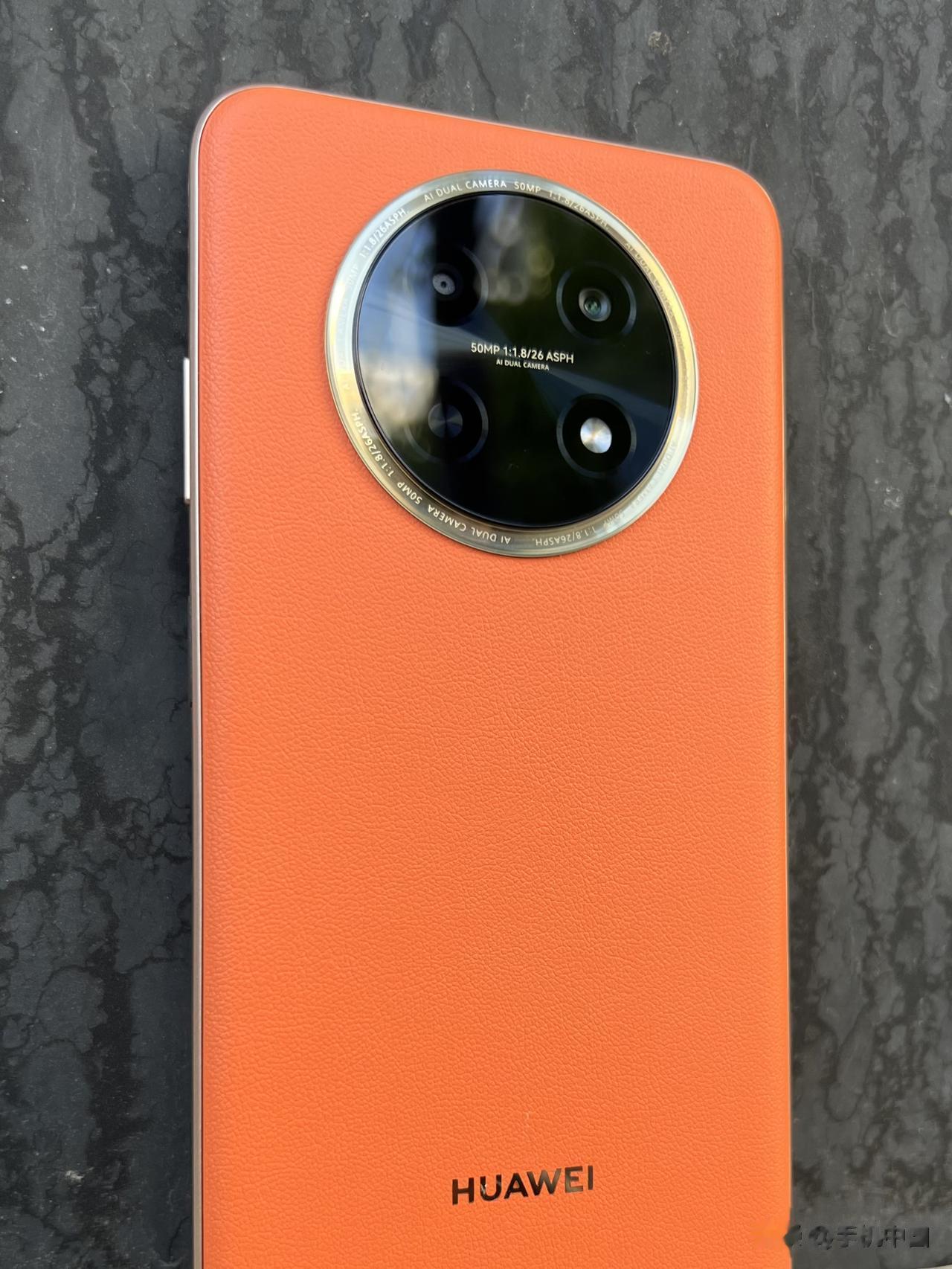 今天出去拍了下前天发布的畅享60X，人称华为小Mate，千元机便能拥有「牌面」，