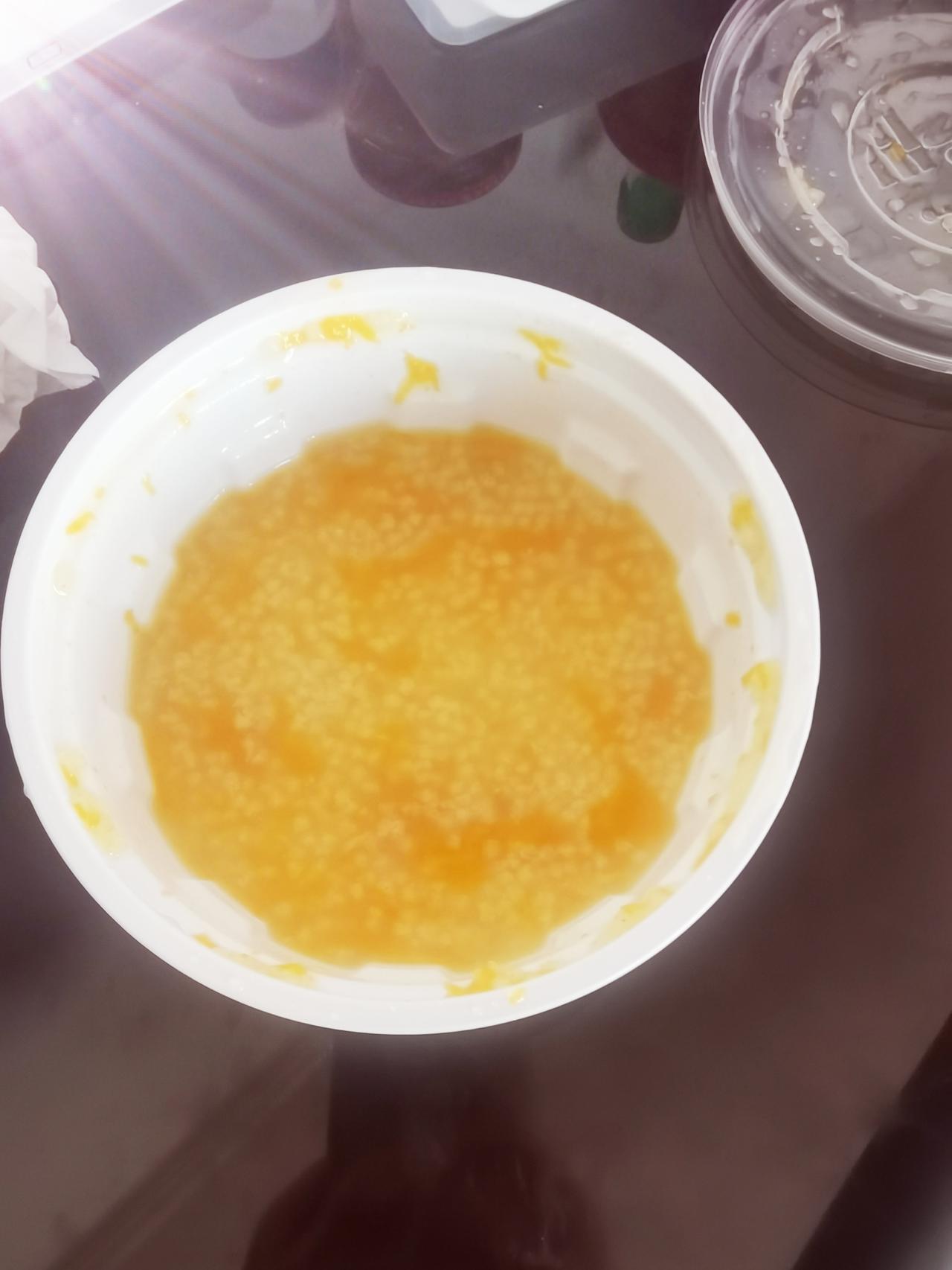 叫了碗小米南瓜粥。
送到的时候发现是半碗。
我不确定本来就是，还是说路上被喝掉了