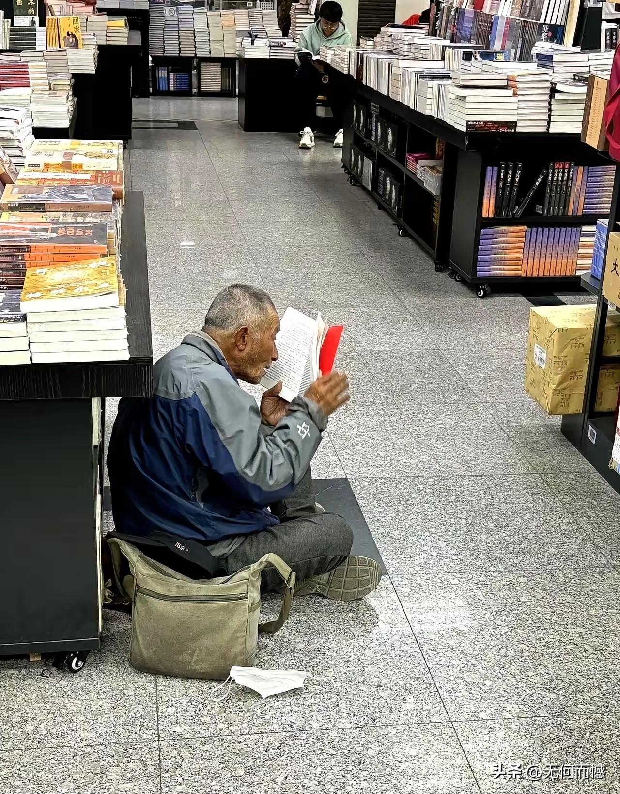 老人在书店读书的画面，让人感觉很是惊讶，一方面是现在读书的人太少了，这样的画面很