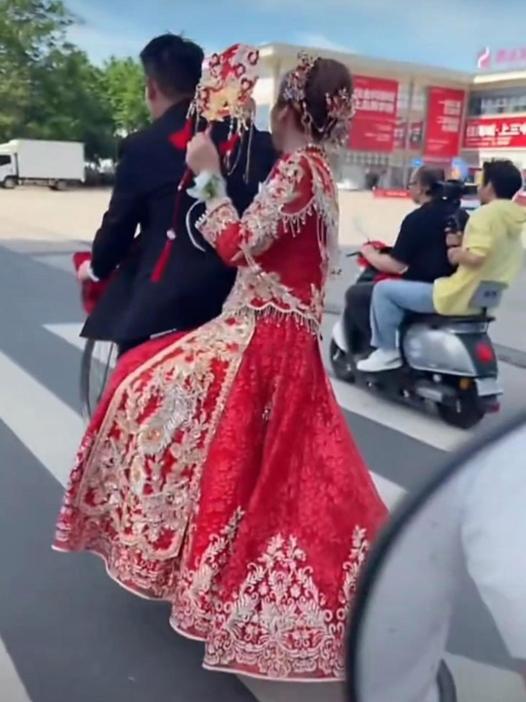 90后新人结婚太通透了 新郎骑自行车载新娘 