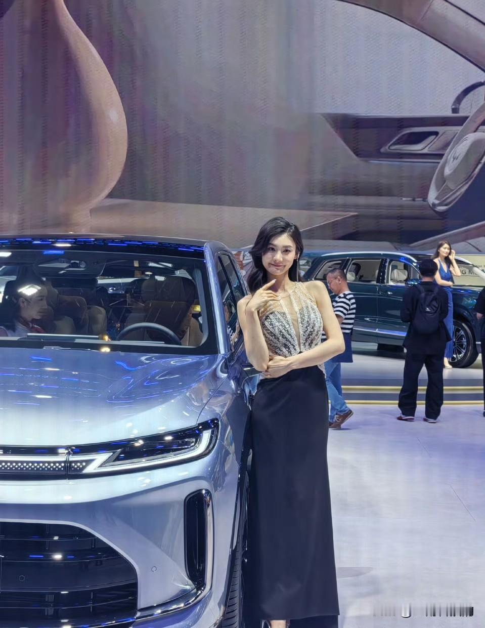 大家注意了吗？2026北京车展上，车模们明显低调多了，整体气质更清爽，走的都是简