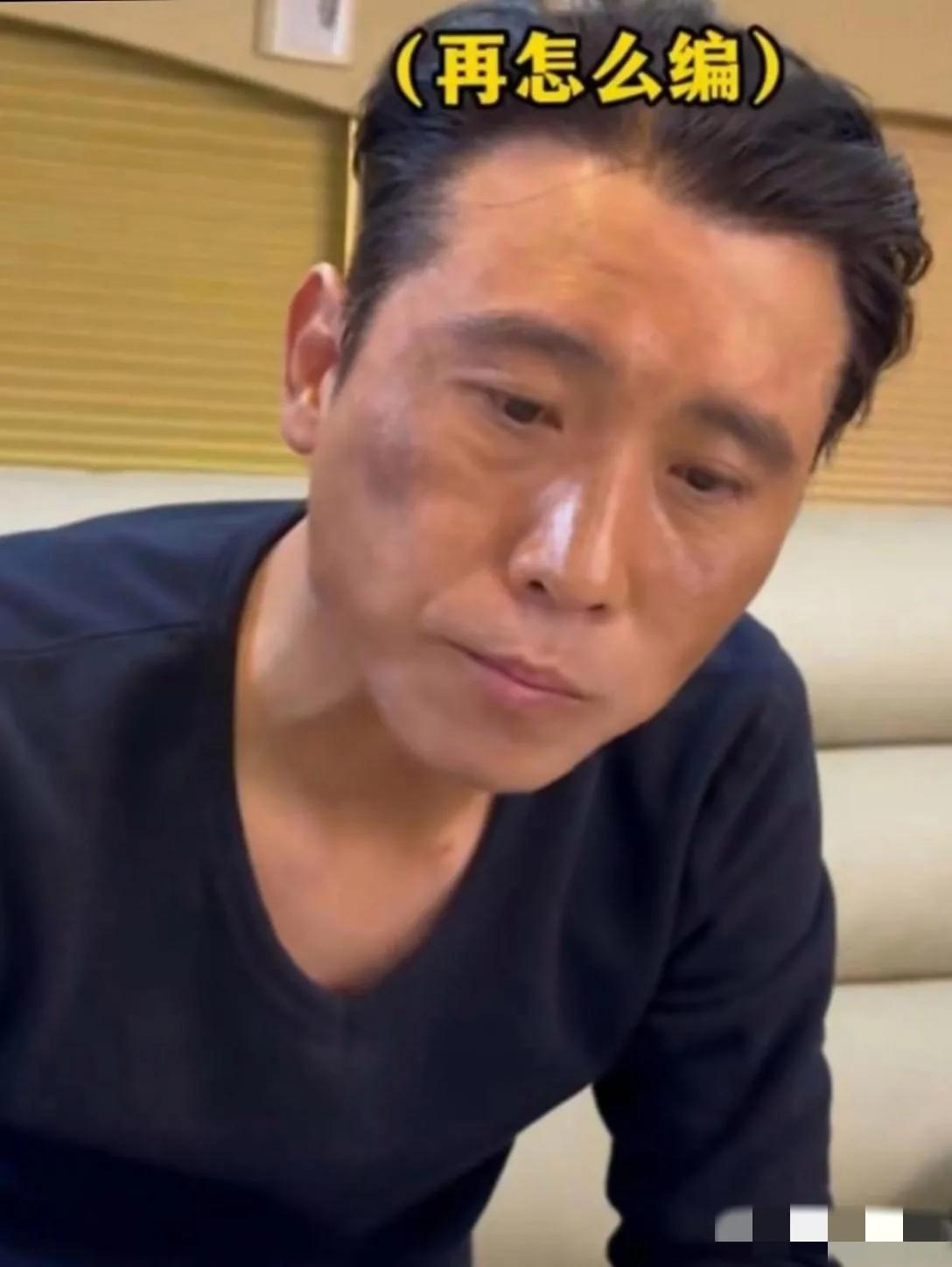 哇塞，感觉才50岁的李乃文突然就老了：清瘦面黄，脸长发稀，眼袋下移，眉骨高，眼深
