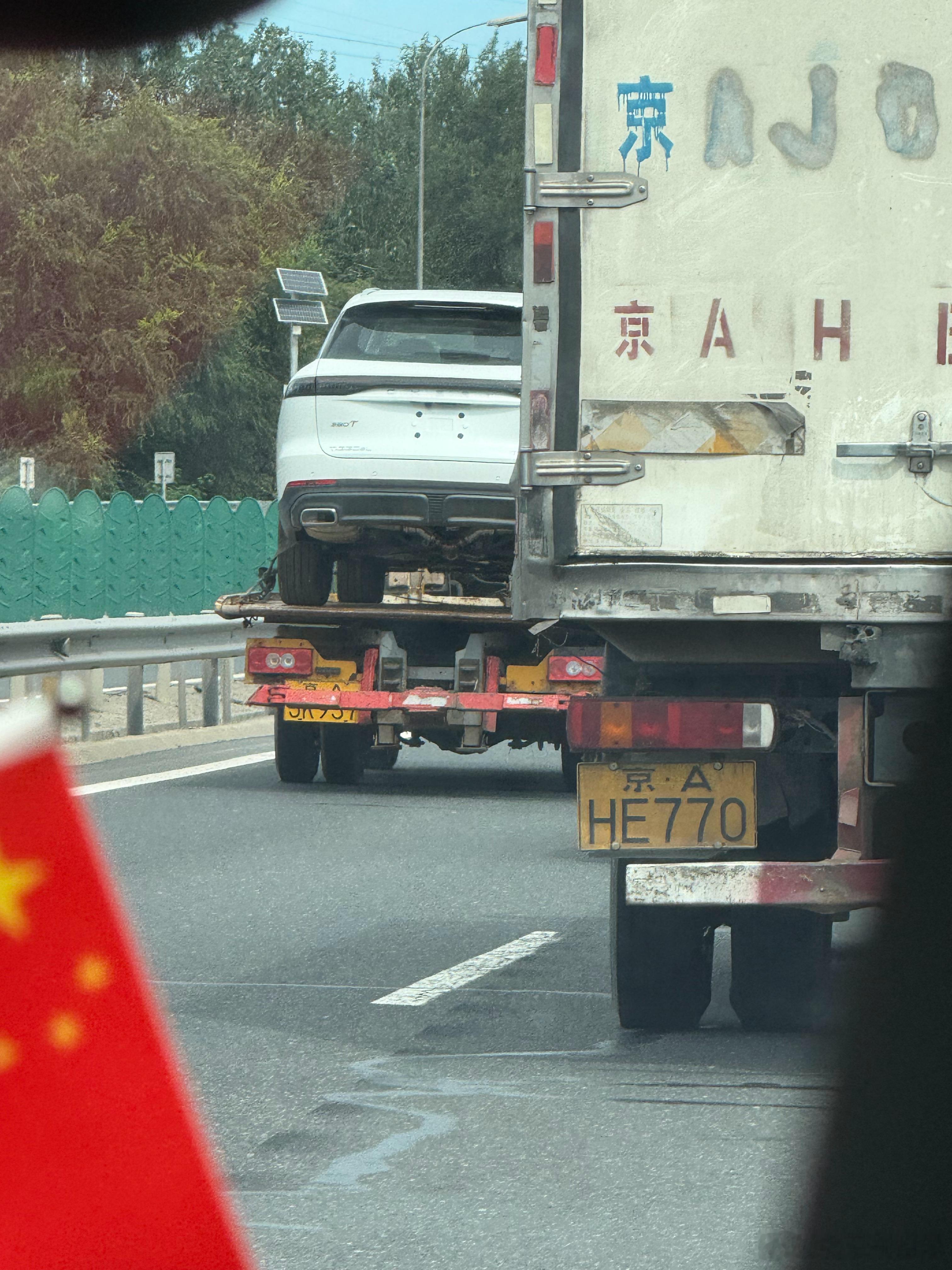 我与汽车的日常 路上见到一台小板车，他这样放置车牌是合法合规的吗？就我的视线来着