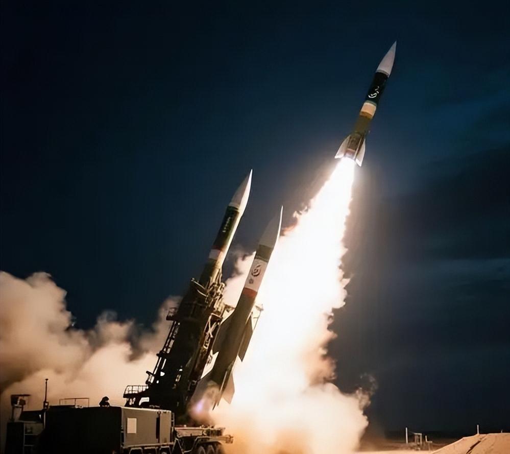 都在往死里打！中东局势彻底炸了，美以和伊朗现在全红了眼。谁能想到，这把火烧得这么