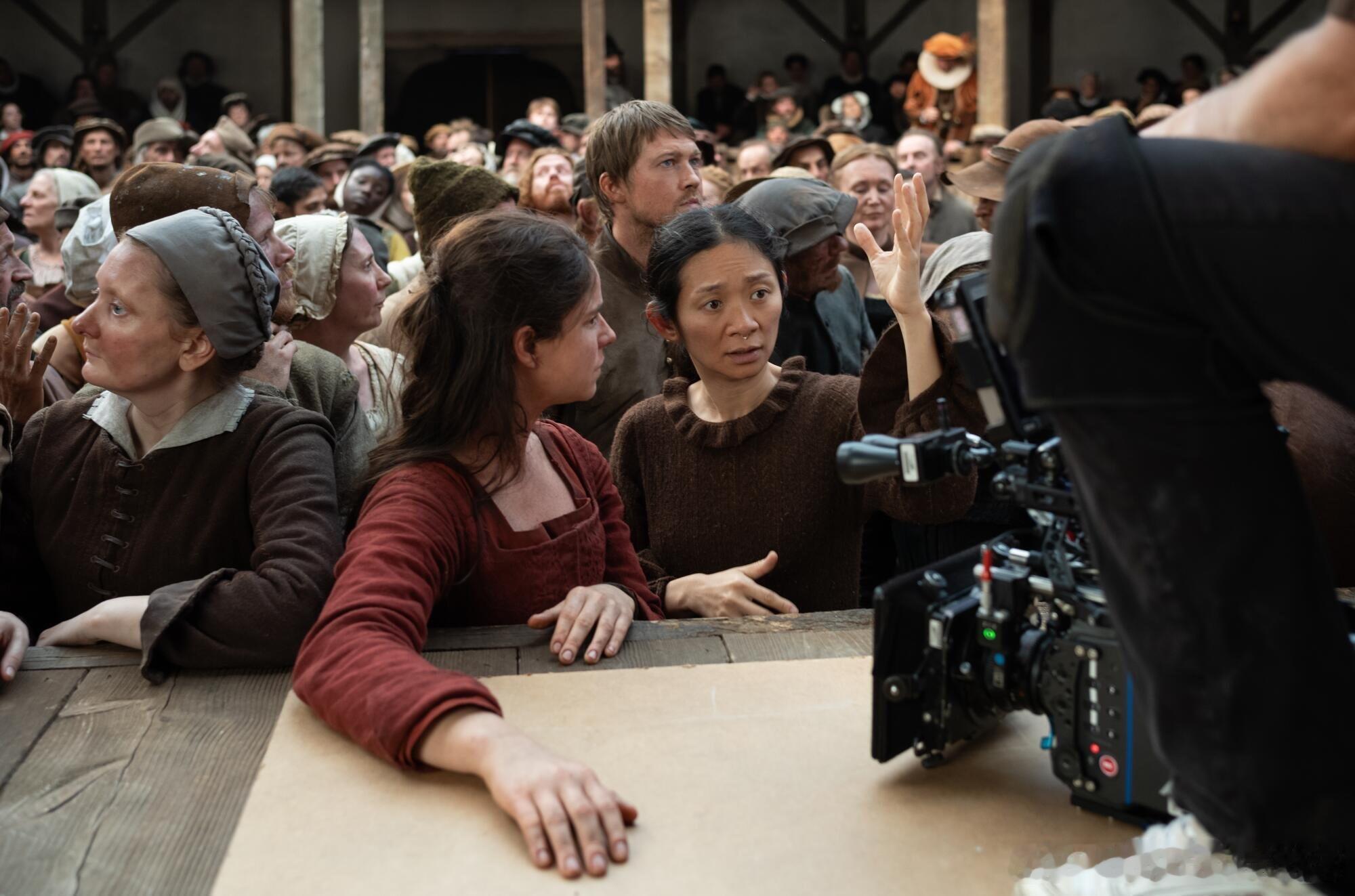 给演员讲解指导的赵婷，和《哈姆奈特》最终版剧照跨年电影愿