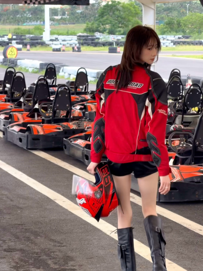 张艺凡红黑赛车服张艺凡不是甜妹是酷姐以前觉得她甜，这套直接把“酷”焊死。尤其是她