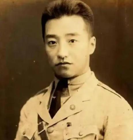 1926年，冯家大少爷把欠条全烧了，把地契全还了，把冯家310万银元家产全捐了。